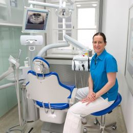 zahnarztstuhl mit assistentin
